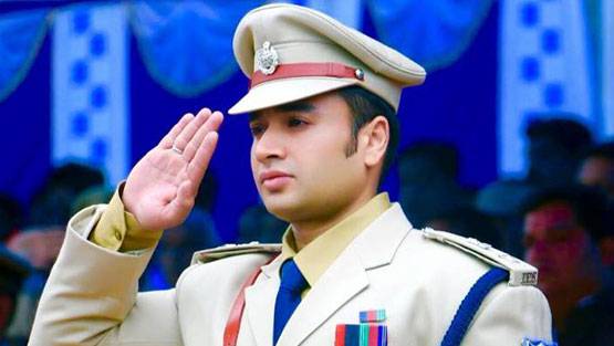 इस IPS अफसर पर दिल हारी लड़की, पंजाब से भागकर मिलने पहुंची