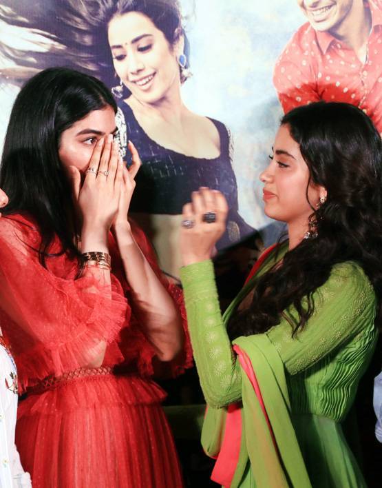 'धड़क' के ट्रेलर लॉन्च में क्यों रोई थीं खुशी? जाह्नवी ने बताया