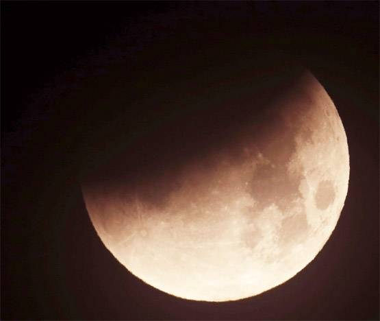 इस सदी का सबसे लंबा चंद्रग्रहण, हुईं विनाश की भविष्यवाणियां