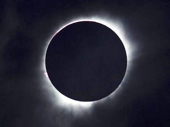 इस सदी का सबसे लंबा चंद्रग्रहण, हुईं विनाश की भविष्यवाणियां