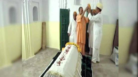 कबीर की मजार पर योगी ने नहीं पहनी टोपी, मोदी ने चढ़ाई चादर