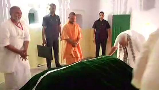 कबीर की मजार पर योगी ने नहीं पहनी टोपी, मोदी ने चढ़ाई चादर
