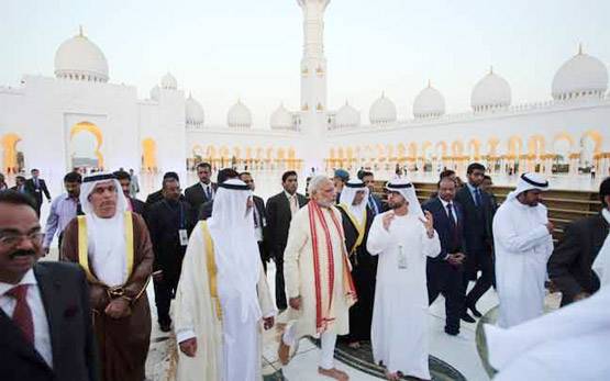 PHOTOS: चार साल में छठी बार, पीएम मोदी गए मस्जिद-मजार