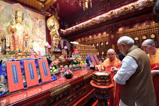 PHOTOS: चार साल में छठी बार, पीएम मोदी गए मस्जिद-मजार