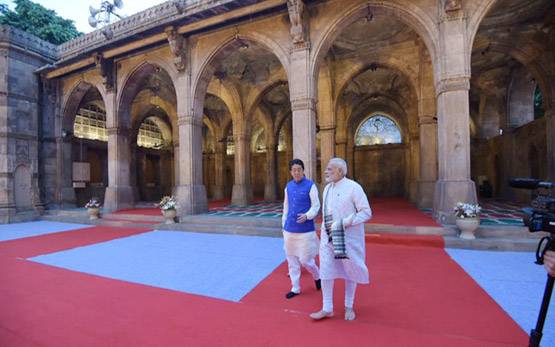 PHOTOS: चार साल में छठी बार, पीएम मोदी गए मस्जिद-मजार