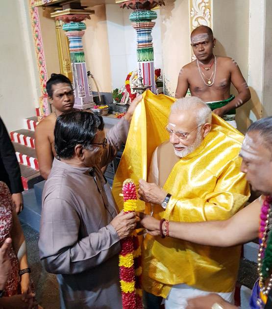 PHOTOS: चार साल में छठी बार, पीएम मोदी गए मस्जिद-मजार