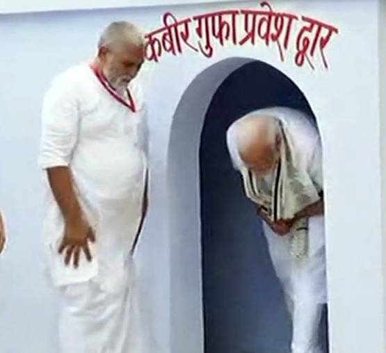 कबीर की मजार पर योगी ने नहीं पहनी टोपी, मोदी ने चढ़ाई चादर