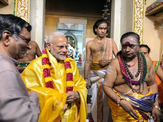 PHOTOS: चार साल में छठी बार, पीएम मोदी गए मस्जिद-मजार