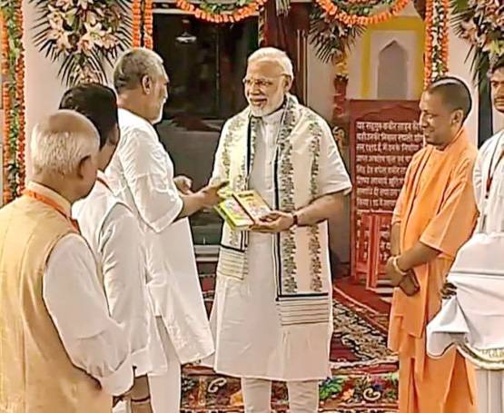 कबीर की मजार पर योगी ने नहीं पहनी टोपी, मोदी ने चढ़ाई चादर