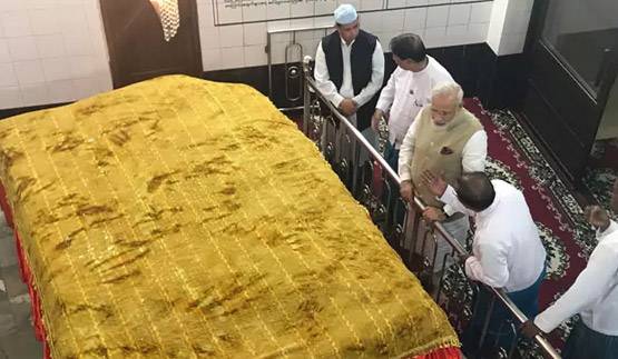 PHOTOS: चार साल में छठी बार, पीएम मोदी गए मस्जिद-मजार