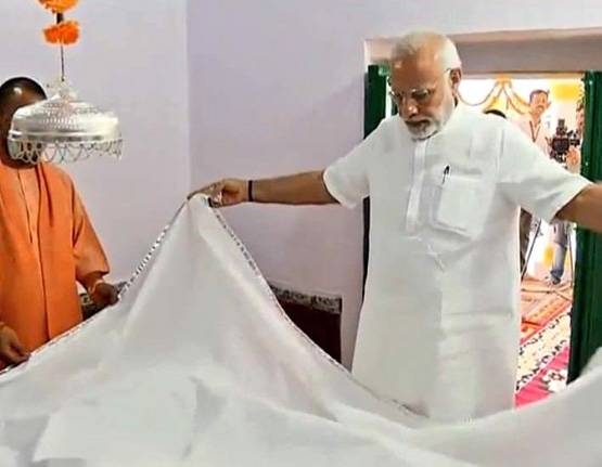 कबीर की मजार पर योगी ने नहीं पहनी टोपी, मोदी ने चढ़ाई चादर