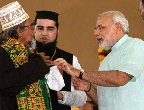 PHOTOS: चार साल में छठी बार, पीएम मोदी गए मस्जिद-मजार