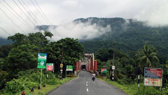 भारत के इस गांव में 12 महीने होती है बारिश, हमेशा छाई रहती है धुंध