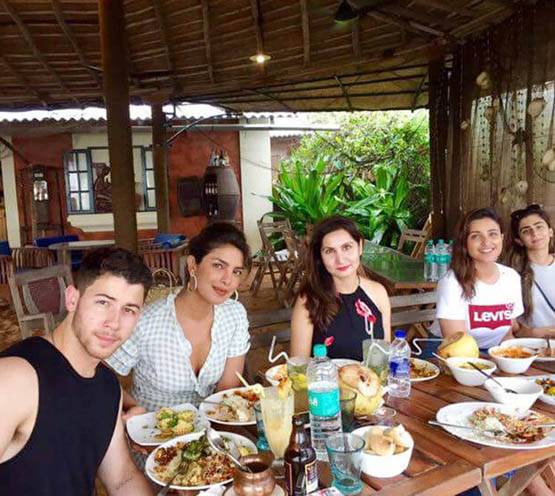 मुंबई लौटीं परिणीति, गोवा में अब निक संग हैं प्रियंका चोपड़ा