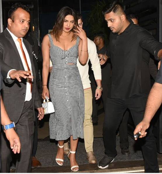 आपके सैलरी पैकेज से भी कहीं ज्यादा है प्रियंका का ये डिनर डेट लुक