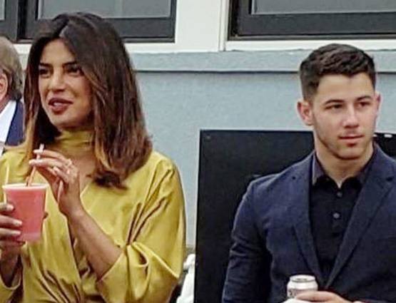 PHOTOS: 10 साल छोटे निक के साथ डिनर डेट पर दिखीं प्रियंका