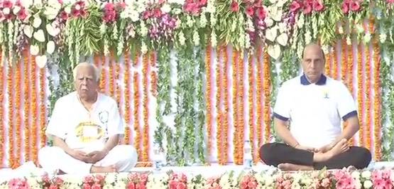 गेरुआ कुर्ता-धोती छोड़ पहली बार टी-शर्ट में नजर आए CM योगी