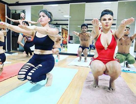 राखी सावंत का योग, सोशल मीडिया पर वायरल हैं ये तस्वीरें