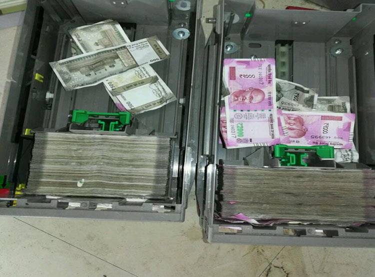 ATM मशीन खुलते ही चौंक गए लोग, चूहे कुतर गए 12 लाख के नोट