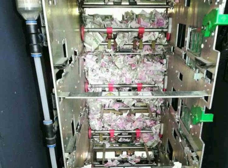 ATM मशीन खुलते ही चौंक गए लोग, चूहे कुतर गए 12 लाख के नोट