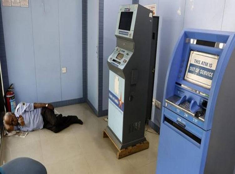 ATM मशीन खुलते ही चौंक गए लोग, चूहे कुतर गए 12 लाख के नोट