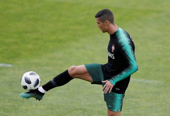 PHOTOS: वर्ल्ड कप से पहले जमकर पसीना बहा रहे हैं रोनाल्डो