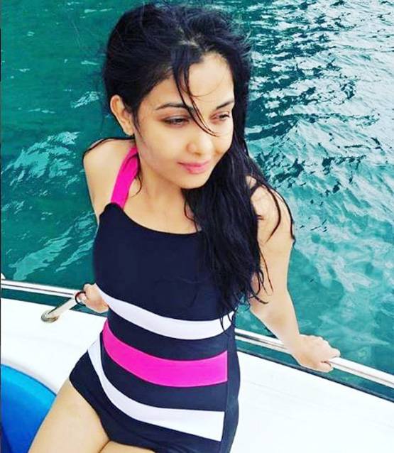 Beach पर स्वि‍मसूट नहीं तो क्या साड़ी पहनूं? अंगूरी भाभी का जवाब