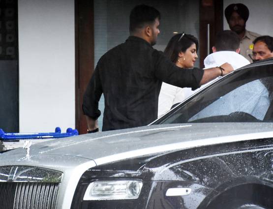 बॉयफ्रेंड संग गोवा के लिए रवाना हुईं प्रियंका, PHOTOS