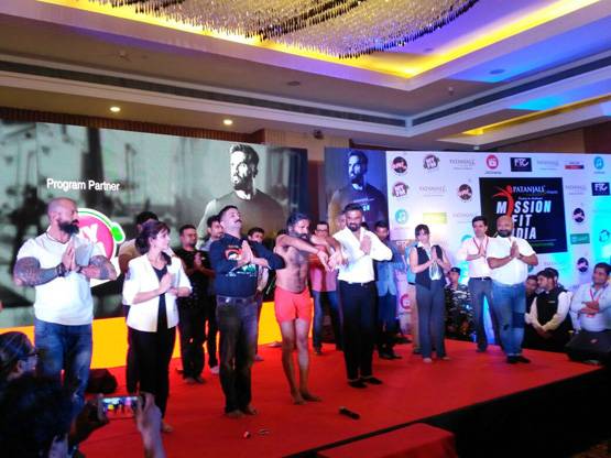 बाबा रामदेव के साथ सुनील शेट्टी ने कुछ ऐसे किया अनुलोम-विलोम