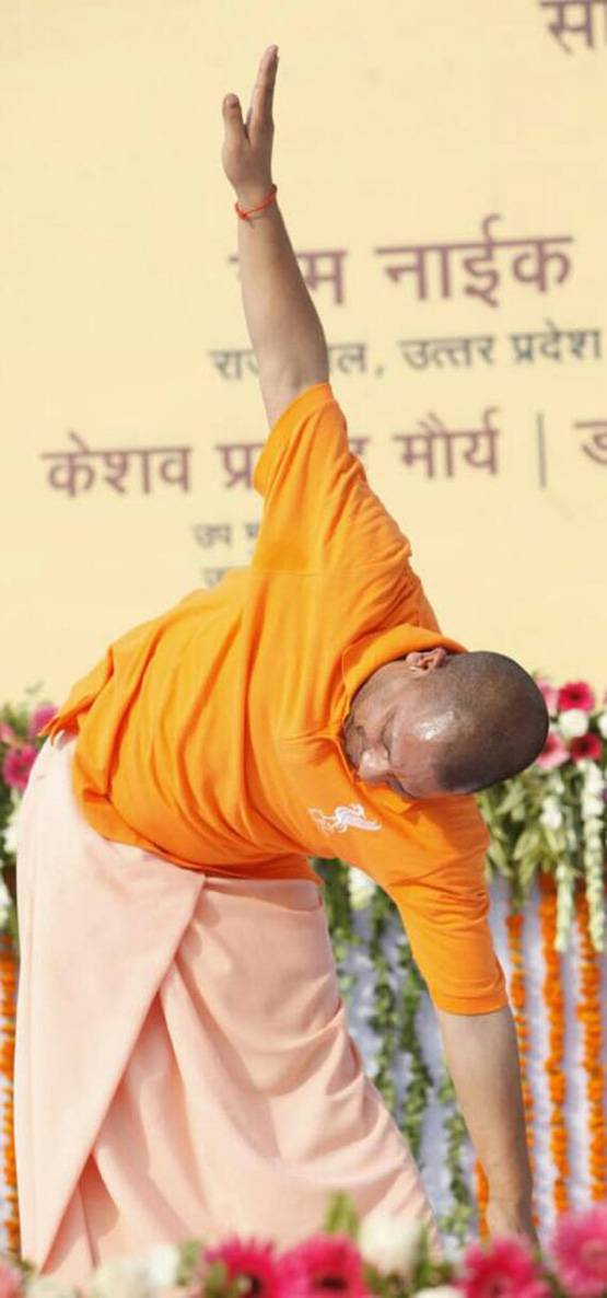 गेरुआ कुर्ता-धोती छोड़ पहली बार टी-शर्ट में नजर आए CM योगी