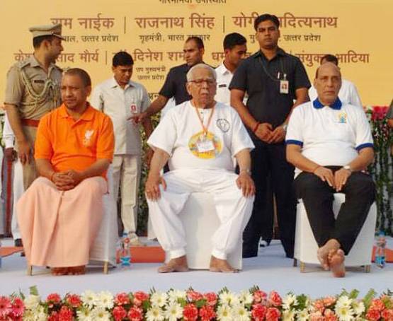 गेरुआ कुर्ता-धोती छोड़ पहली बार टी-शर्ट में नजर आए CM योगी