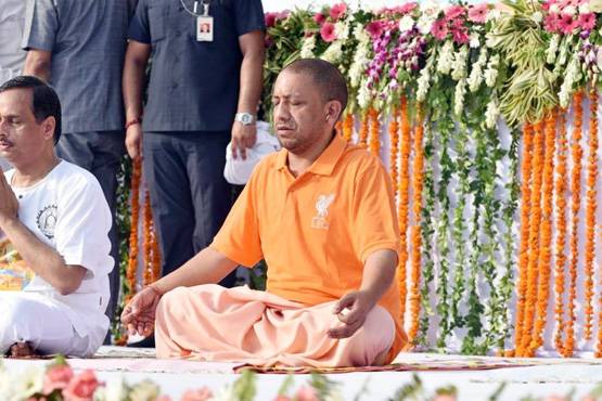 गेरुआ कुर्ता-धोती छोड़ पहली बार टी-शर्ट में नजर आए CM योगी