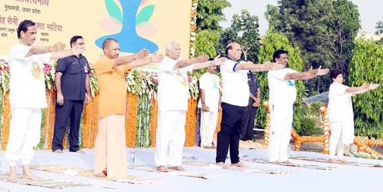 गेरुआ कुर्ता-धोती छोड़ पहली बार टी-शर्ट में नजर आए CM योगी