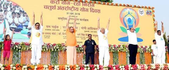 गेरुआ कुर्ता-धोती छोड़ पहली बार टी-शर्ट में नजर आए CM योगी