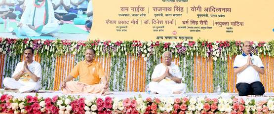 गेरुआ कुर्ता-धोती छोड़ पहली बार टी-शर्ट में नजर आए CM योगी