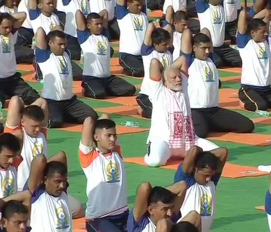 जल-थल-नभ: देखें भारतीयों के हर जगह योग करने की खास PHOTOS