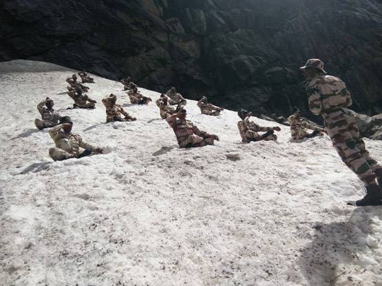 जल-थल-नभ: देखें भारतीयों के हर जगह योग करने की खास PHOTOS