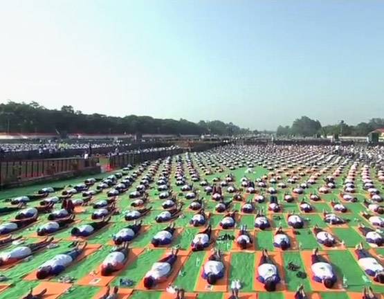 जल-थल-नभ: देखें भारतीयों के हर जगह योग करने की खास PHOTOS