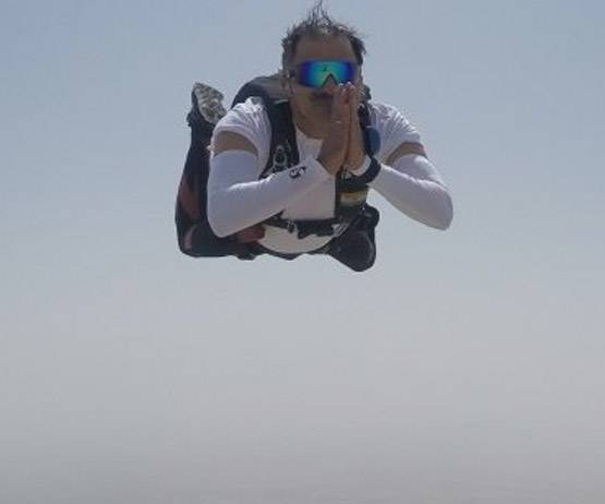 जल-थल-नभ: देखें भारतीयों के हर जगह योग करने की खास PHOTOS