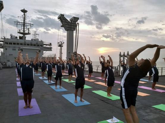 जल-थल-नभ: देखें भारतीयों के हर जगह योग करने की खास PHOTOS