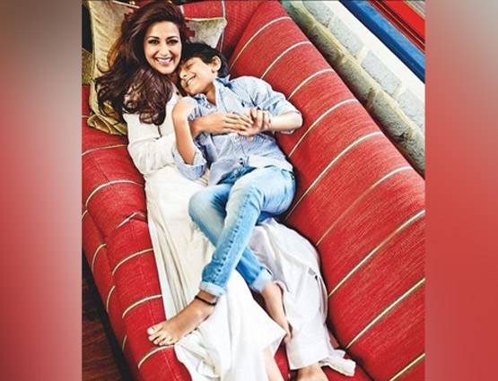 10 तस्वीरें: देखें बेटे-परिवार संग कैसे वक्त बिताती हैं सोनाली बेंद्रे