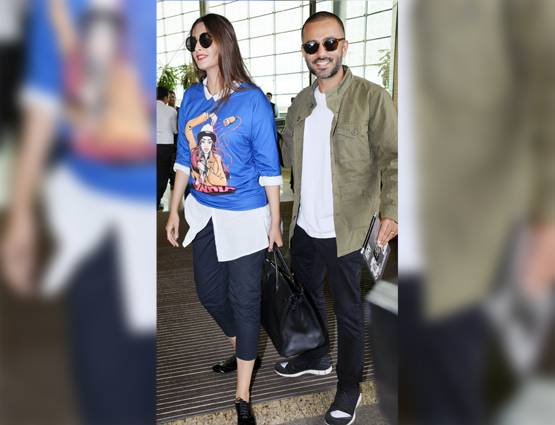 चर्चा में आई सोनम की टी-शर्ट, एयरपोर्ट पर दिखा रॉकिंग लुक