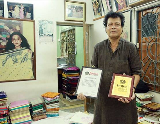 गलियों में बेची साड़ी, मिलते थे 2.50 रुपये, अब बना ये शख्स करोड़पति