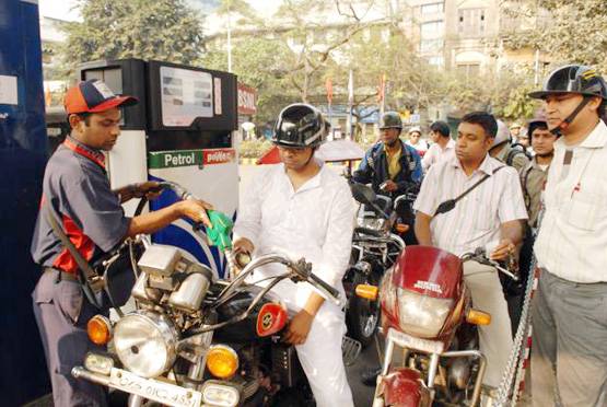 पेट्रोल पंप पर हो रही है ठगी, इन 4 तरीकों से खुद को बचाएं