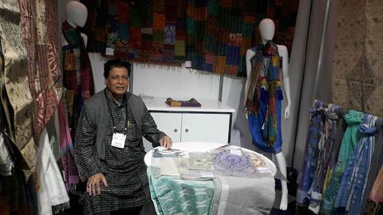 गलियों में बेची साड़ी, मिलते थे 2.50 रुपये, अब बना ये शख्स करोड़पति