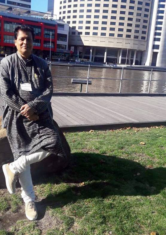 गलियों में बेची साड़ी, मिलते थे 2.50 रुपये, अब बना ये शख्स करोड़पति