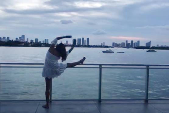 हॉलिडे पर सुष्मिता सेन, स्विमिंग पूल में बेटी संग शेयर की Photo