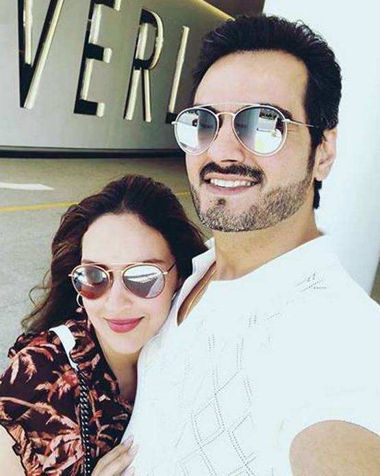 मां हेमा मालिनी और पति संग हॉलिडे पर ईशा देओल, देखें photos