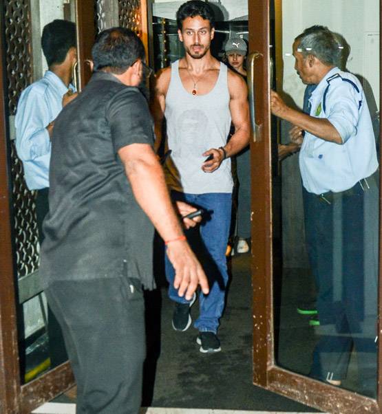 'गर्लफ्रेंड' द‍िशा पाटनी संग डिनर डेट पर न‍िकले टाइगर, PHOTOS