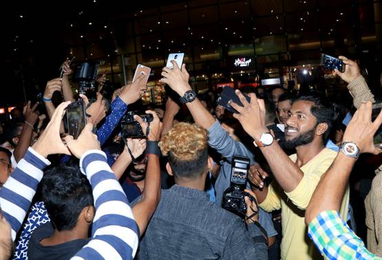 एयरपोर्ट पर नजर आया संजू का स्टारडम, सेल्फी के लिए उमड़ी भीड़